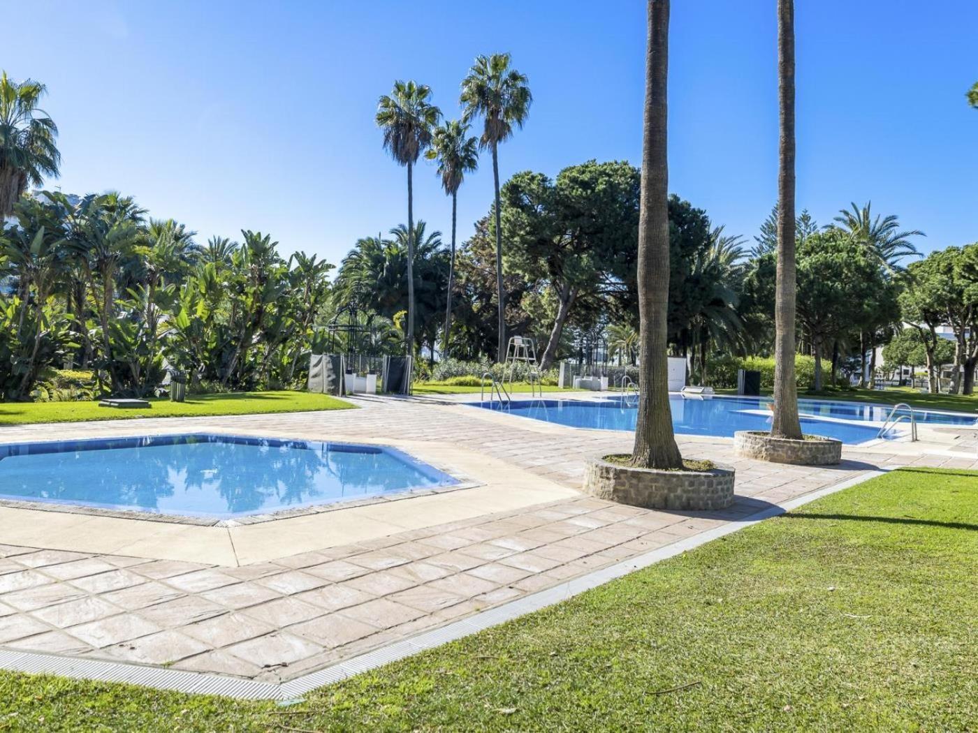 Apartamento De 2 Dormitorios En Playas Del Duque Marbella Exterior foto